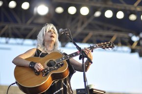 Roots music legend Emmylou Harris performs at the Newport Folk Festival (Photograph by weeklydig, Flickr)