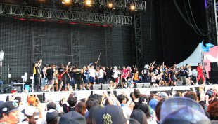 The LA-based heavy metal group Suicidal Tendencies calls fans to the stage on August 1 at the 2014 Incheon Pentaport Rock Festival.